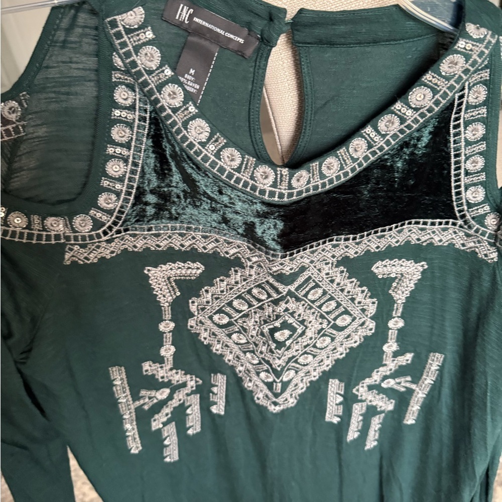 EUC International Concepts Embroidered Velvet Green Top, M - Picture 4 of 5